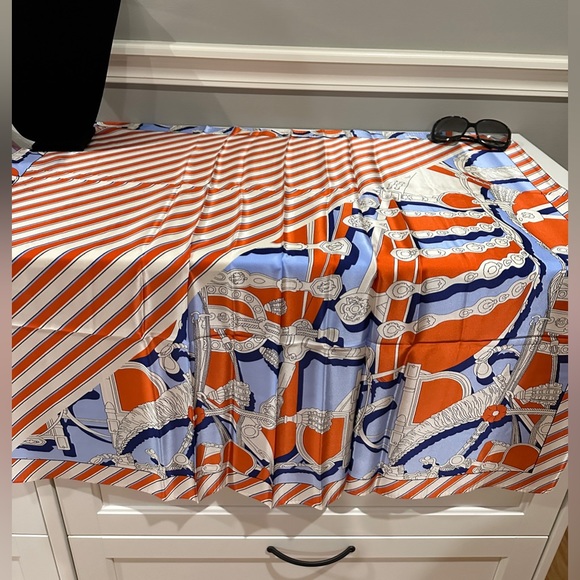 100% Silk scarf Yiner Large scarf/wrap 34 in x 34 in - Picture 6 of 7